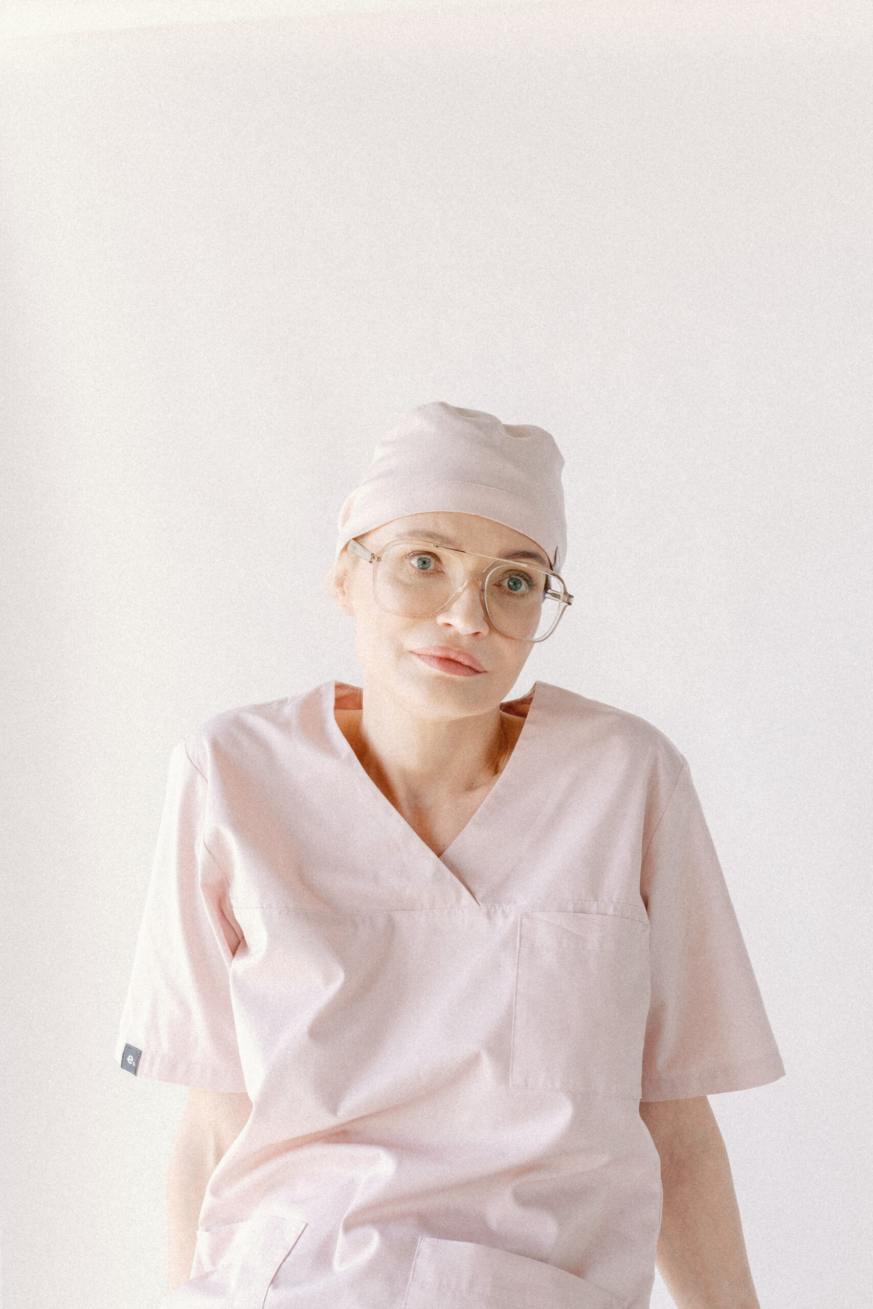 Lek. Ewa Malina-Dudkowska w stroju zabiegowym ArtClinik Kraków